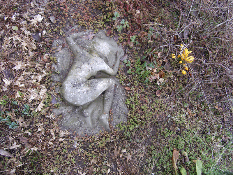 nøgen liggende kvinde skulptur støbt i fiberbeton