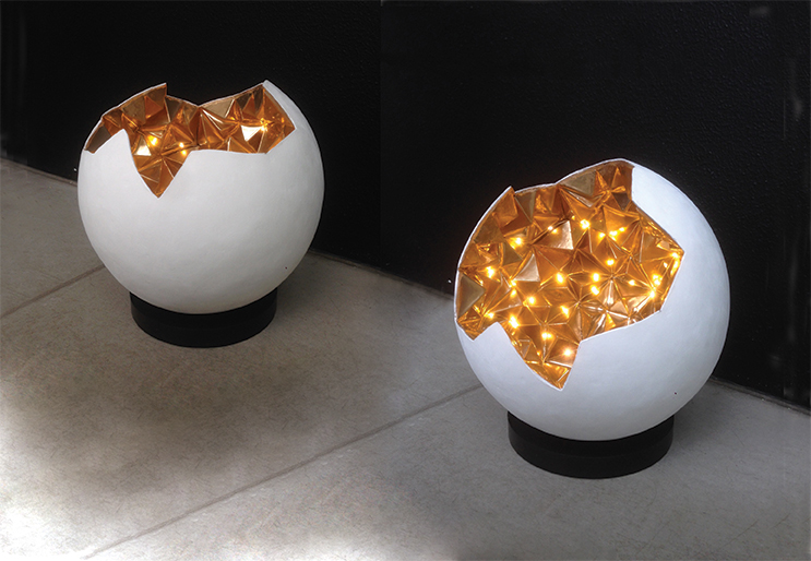 lampe-design-rund-drejelig-på-fod-krystal-indre-LED-lys